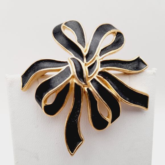 Vintage Trifari Black Enamel Ribbon Brooch; Gold Plated Designer Costume Jewelry - Picture 3 of 8
